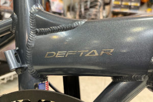<span class="title">９．９ｋｇの軽さでスポーツ性能も高めた折り畳み自転車　DAHON　DEFTAR</span>