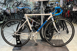 <span CYCLES R101 子供の頃に憧れたロードバイクのスタイルが現代に蘇る</span> <span CYCLES R101 子供の頃に憧れたロードバイクのスタイルが現代に蘇る</span>